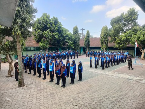 Ekstrakurikuler Pramuka SMP Negeri 1 Sidoharjo Latih Kedisip