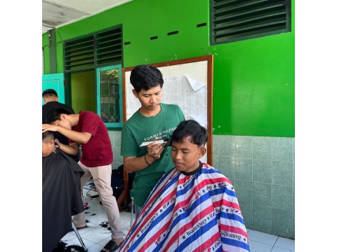 GANDENG GIAT BARBER SCHOOL , SMP NEGERI 1 SIDOHARJO TERTIBKA